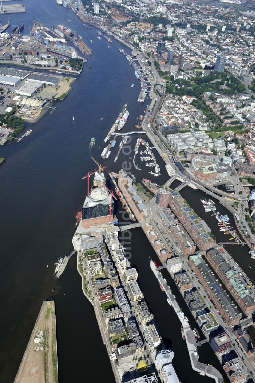 Hamburg aus der Vogelperspektive: Baustelle der umstrittenen Elbphilharmonie auf dem Kaispeicher A in der HafenCity von Hamburg