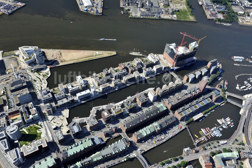 Luftbild Hamburg - Baustelle der umstrittenen Elbphilharmonie auf dem Kaispeicher A in der HafenCity von Hamburg