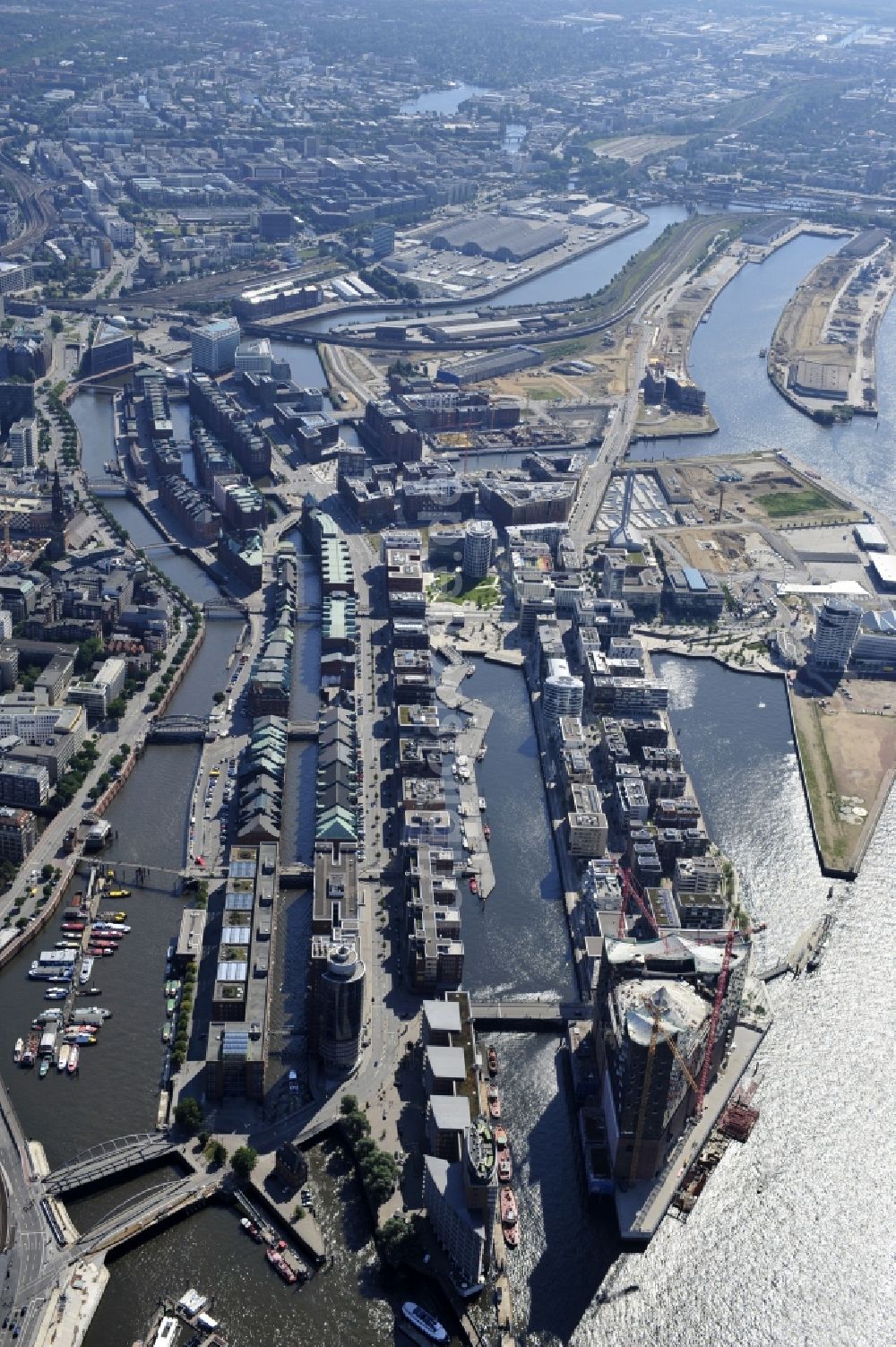 Hamburg von oben - Baustelle der umstrittenen Elbphilharmonie auf dem Kaispeicher A in der HafenCity von Hamburg