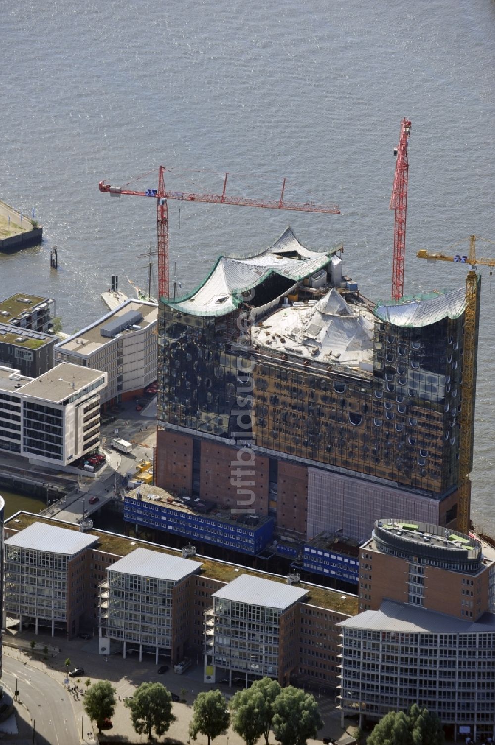 Luftaufnahme Hamburg - Baustelle der umstrittenen Elbphilharmonie auf dem Kaispeicher A in der HafenCity von Hamburg