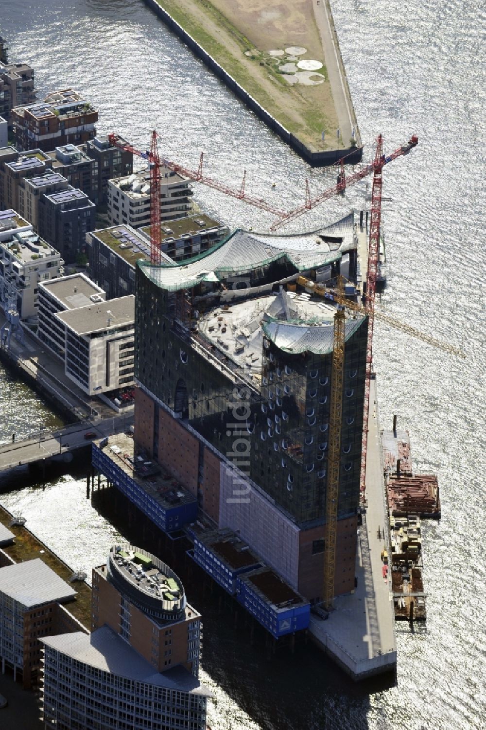 Hamburg von oben - Baustelle der umstrittenen Elbphilharmonie auf dem Kaispeicher A in der HafenCity von Hamburg