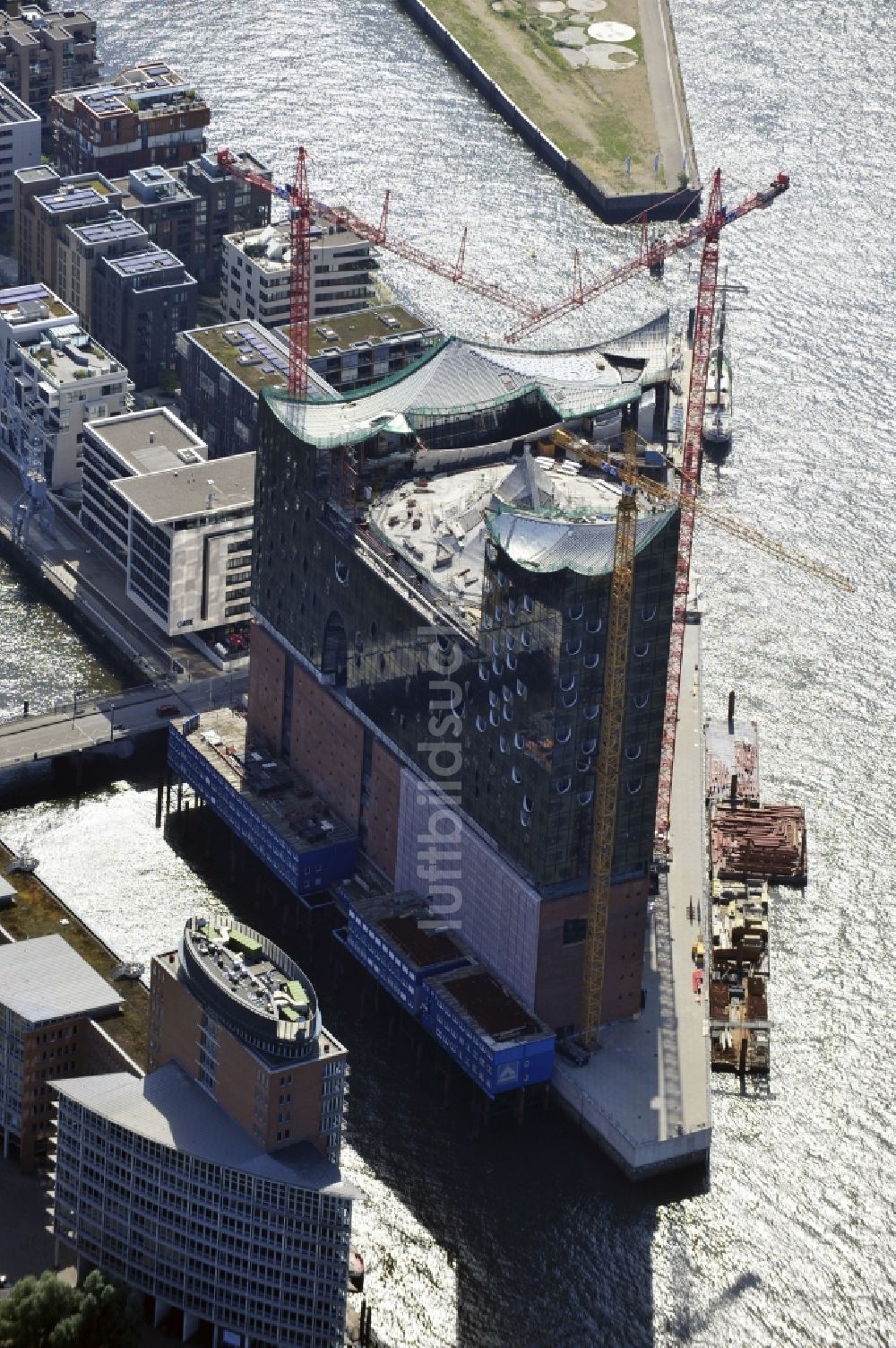 Hamburg aus der Vogelperspektive: Baustelle der umstrittenen Elbphilharmonie auf dem Kaispeicher A in der HafenCity von Hamburg