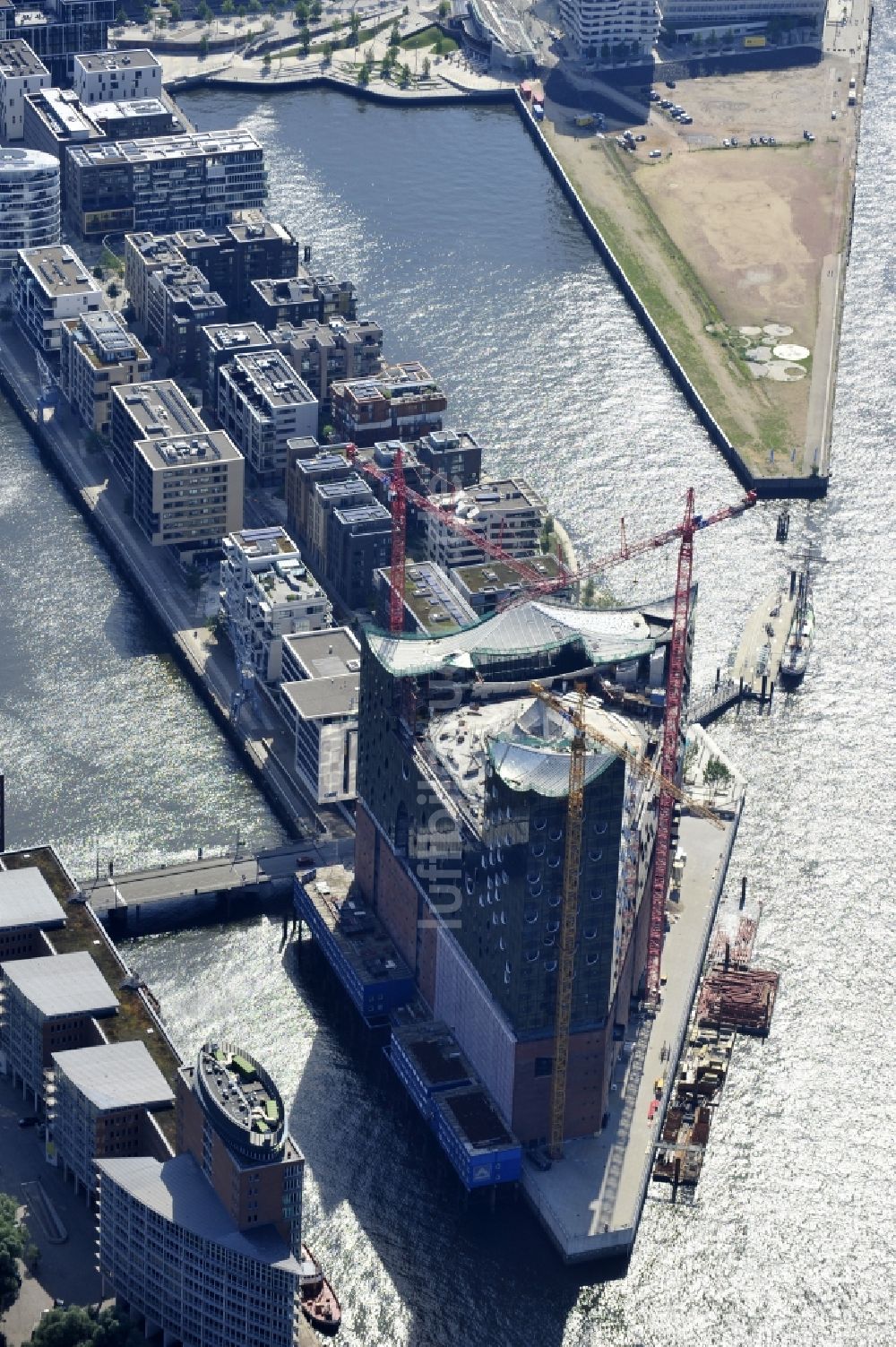 Luftaufnahme Hamburg - Baustelle der umstrittenen Elbphilharmonie auf dem Kaispeicher A in der HafenCity von Hamburg