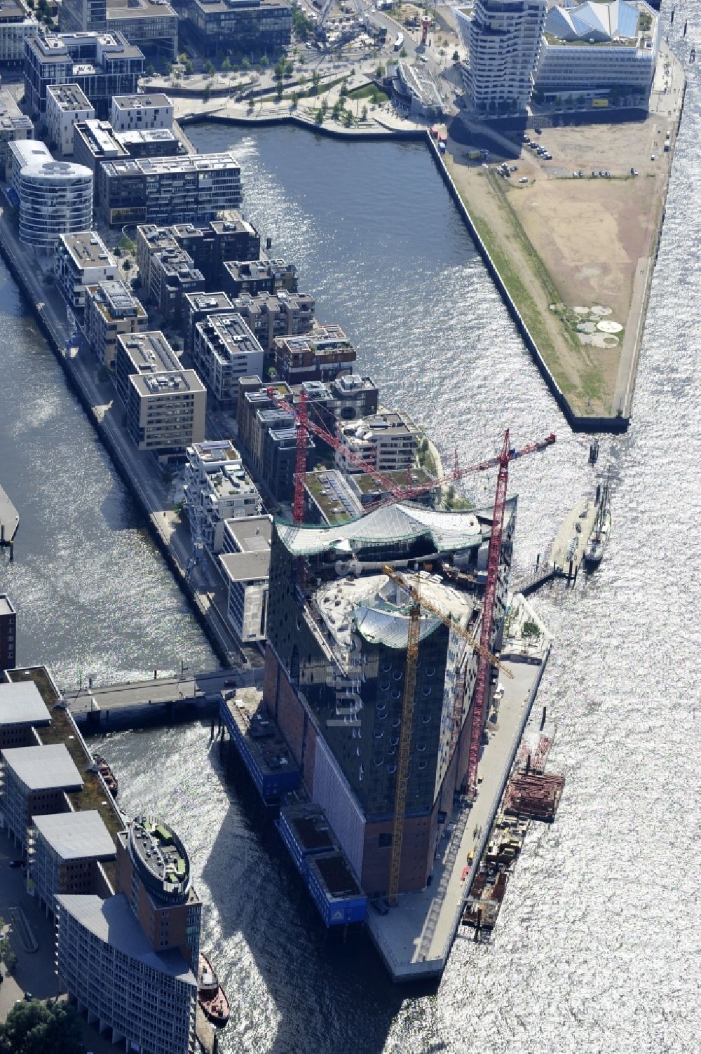 Hamburg von oben - Baustelle der umstrittenen Elbphilharmonie auf dem Kaispeicher A in der HafenCity von Hamburg