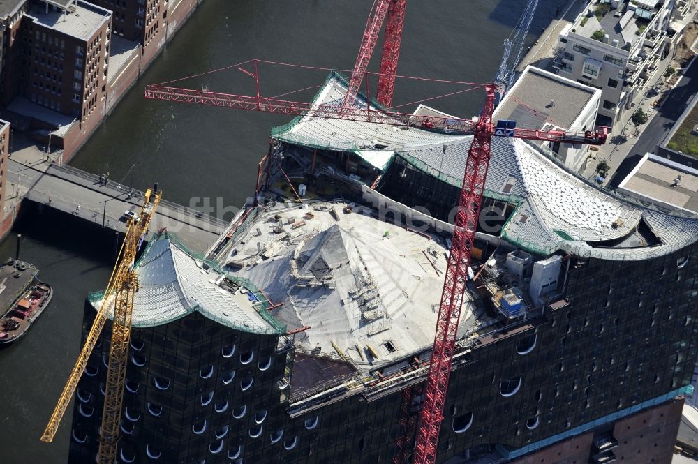 Hamburg aus der Vogelperspektive: Baustelle der umstrittenen Elbphilharmonie auf dem Kaispeicher A in der HafenCity von Hamburg