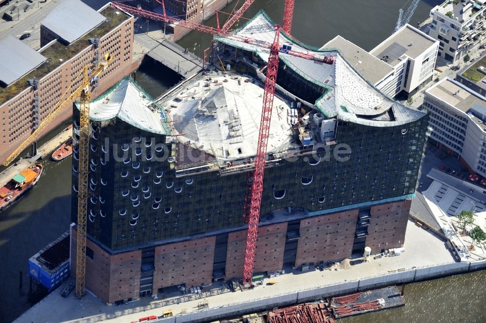 Luftbild Hamburg - Baustelle der umstrittenen Elbphilharmonie auf dem Kaispeicher A in der HafenCity von Hamburg