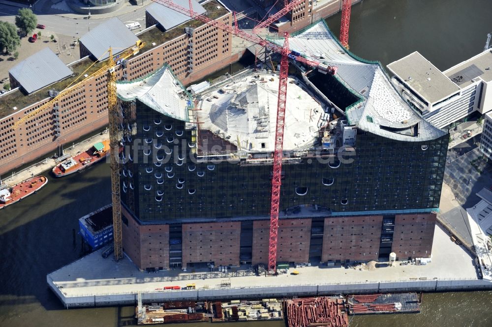 Luftaufnahme Hamburg - Baustelle der umstrittenen Elbphilharmonie auf dem Kaispeicher A in der HafenCity von Hamburg