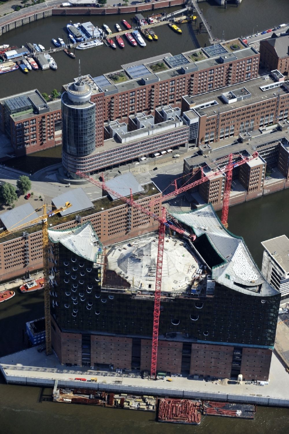 Hamburg von oben - Baustelle der umstrittenen Elbphilharmonie auf dem Kaispeicher A in der HafenCity von Hamburg