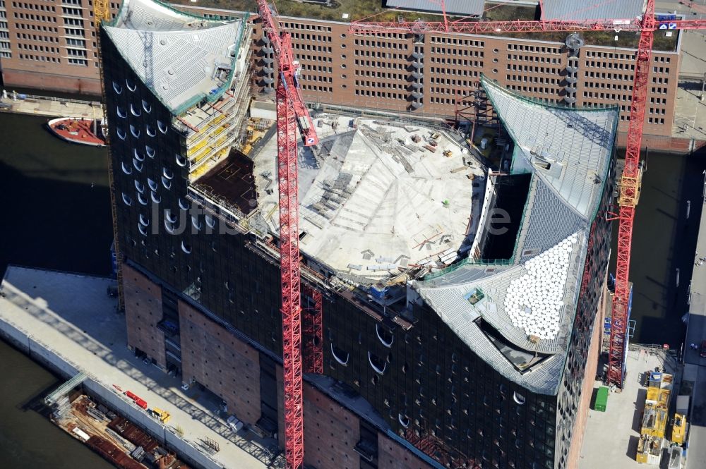 Hamburg aus der Vogelperspektive: Baustelle der umstrittenen Elbphilharmonie auf dem Kaispeicher A in der HafenCity von Hamburg