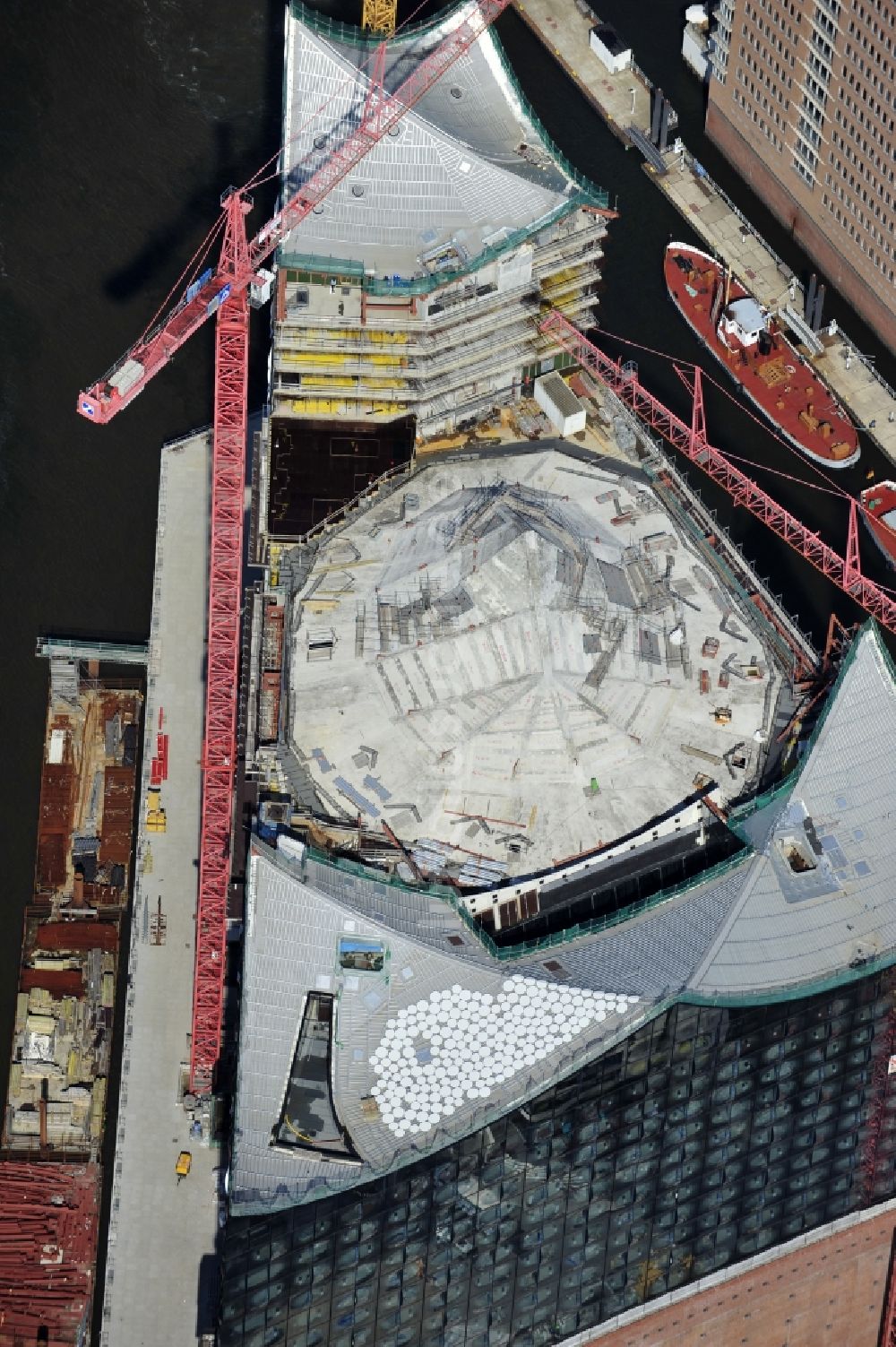 Luftbild Hamburg - Baustelle der umstrittenen Elbphilharmonie auf dem Kaispeicher A in der HafenCity von Hamburg