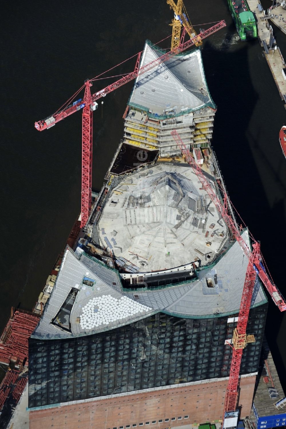 Luftaufnahme Hamburg - Baustelle der umstrittenen Elbphilharmonie auf dem Kaispeicher A in der HafenCity von Hamburg