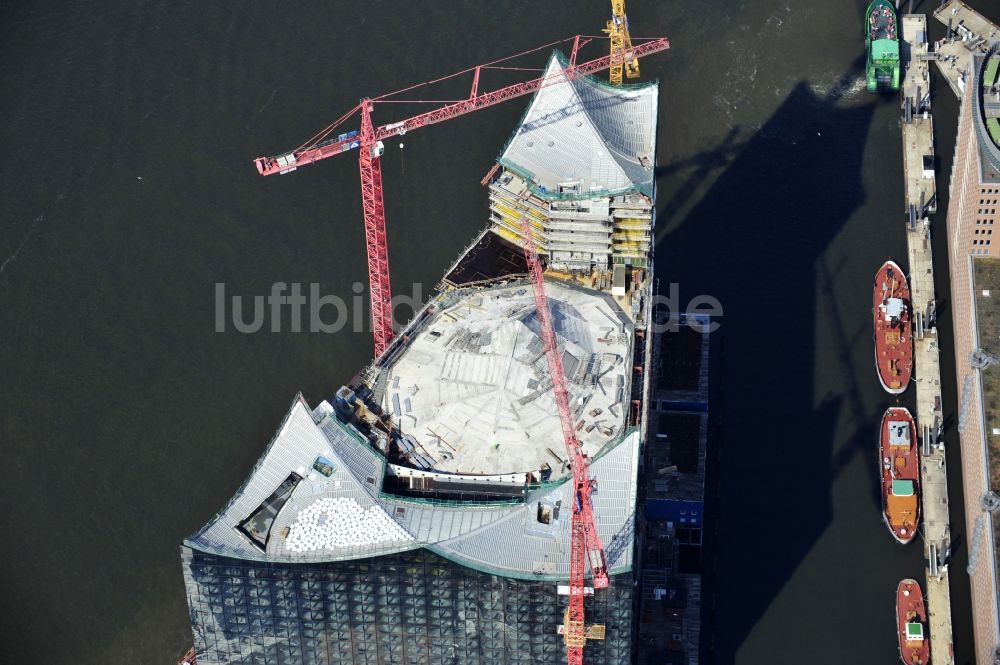 Hamburg von oben - Baustelle der umstrittenen Elbphilharmonie auf dem Kaispeicher A in der HafenCity von Hamburg