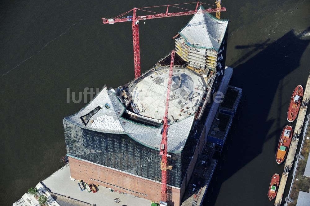 Hamburg aus der Vogelperspektive: Baustelle der umstrittenen Elbphilharmonie auf dem Kaispeicher A in der HafenCity von Hamburg