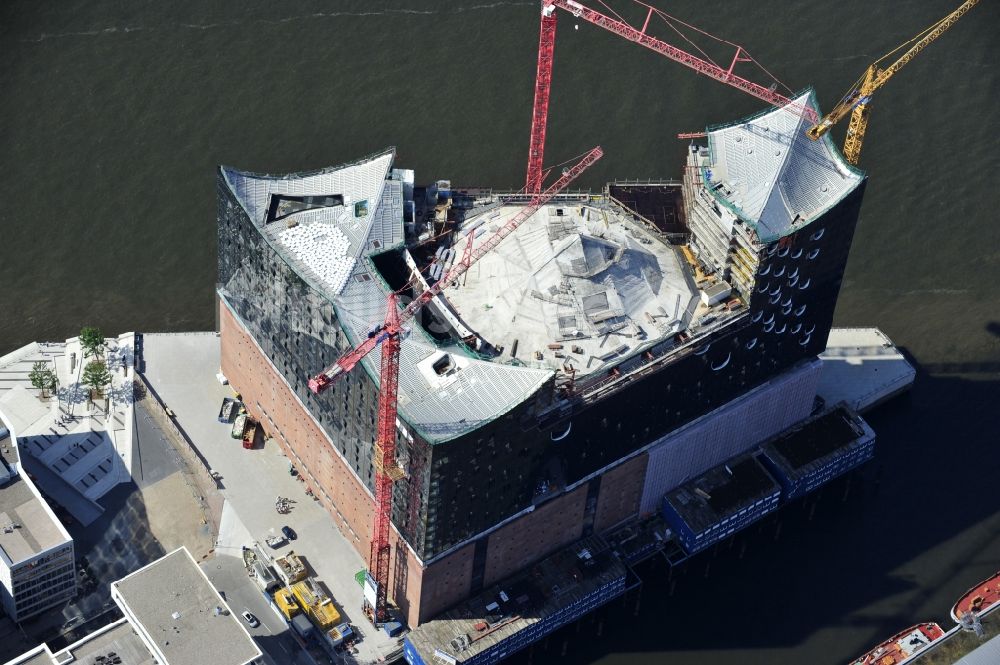 Luftbild Hamburg - Baustelle der umstrittenen Elbphilharmonie auf dem Kaispeicher A in der HafenCity von Hamburg