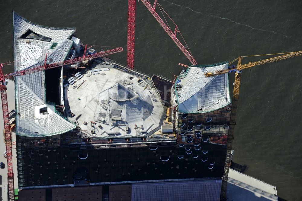 Luftaufnahme Hamburg - Baustelle der umstrittenen Elbphilharmonie auf dem Kaispeicher A in der HafenCity von Hamburg