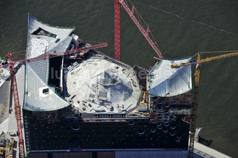 Hamburg von oben - Baustelle der umstrittenen Elbphilharmonie auf dem Kaispeicher A in der HafenCity von Hamburg