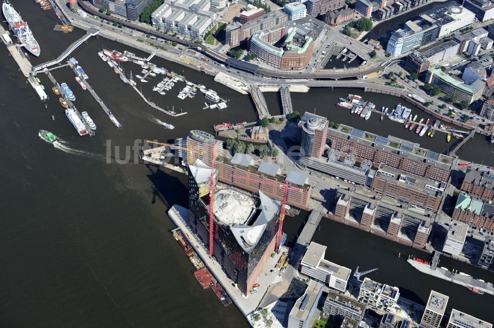 Hamburg aus der Vogelperspektive: Baustelle der umstrittenen Elbphilharmonie auf dem Kaispeicher A in der HafenCity von Hamburg