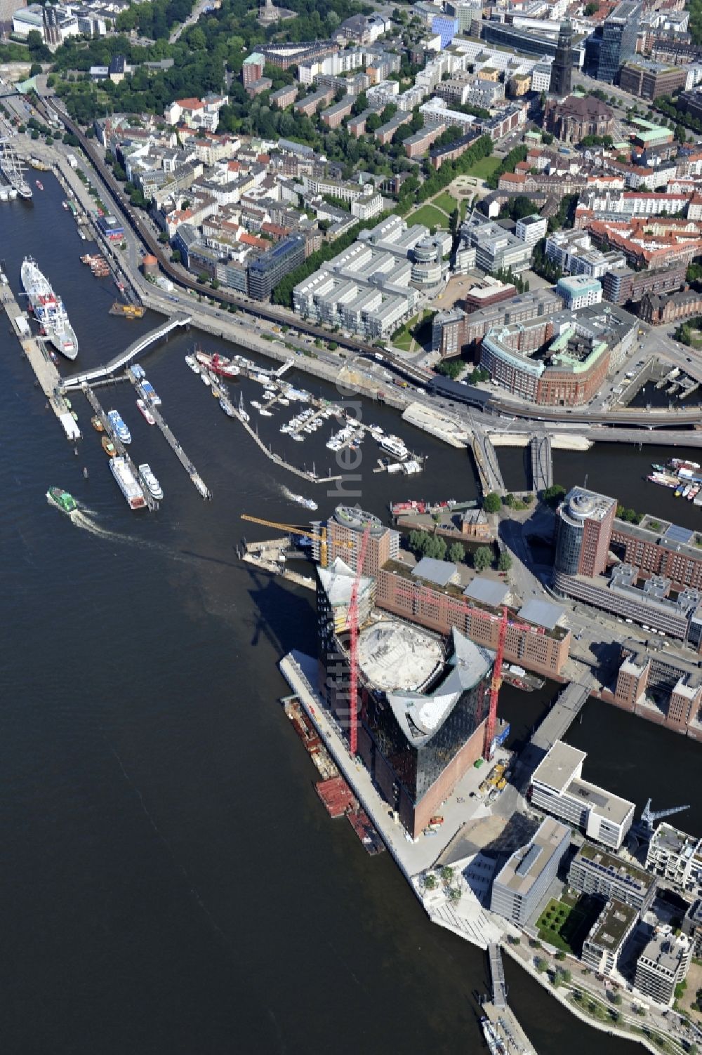 Luftbild Hamburg - Baustelle der umstrittenen Elbphilharmonie auf dem Kaispeicher A in der HafenCity von Hamburg