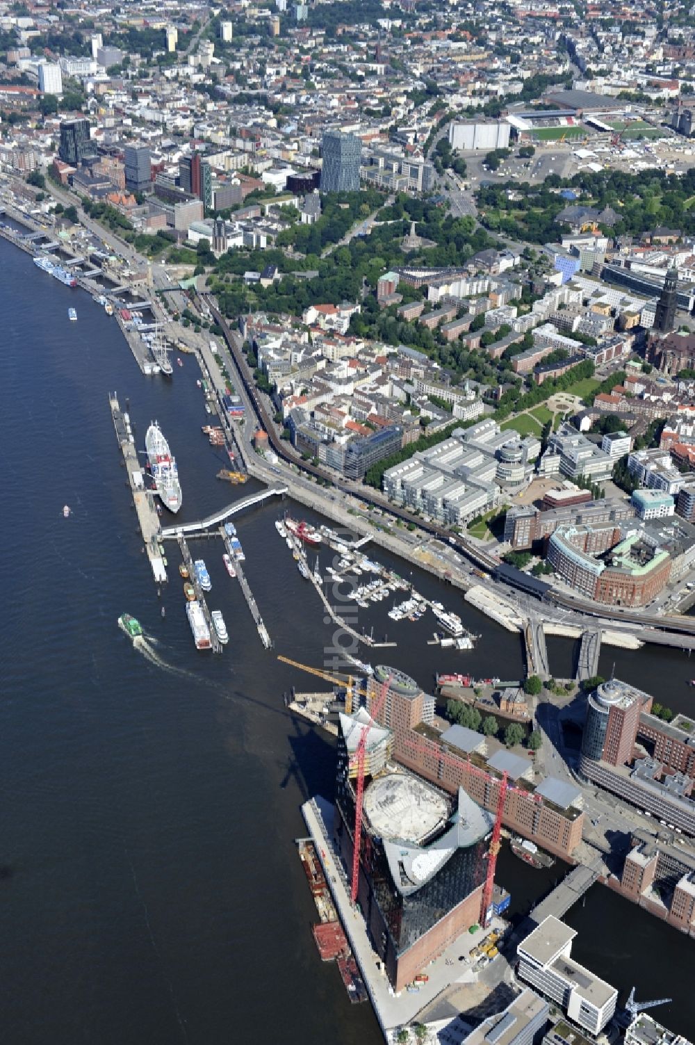 Luftaufnahme Hamburg - Baustelle der umstrittenen Elbphilharmonie auf dem Kaispeicher A in der HafenCity von Hamburg