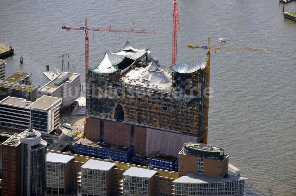 Hamburg von oben - Baustelle der umstrittenen Elbphilharmonie auf dem Kaispeicher A in der HafenCity von Hamburg