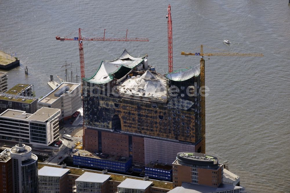 Hamburg aus der Vogelperspektive: Baustelle der umstrittenen Elbphilharmonie auf dem Kaispeicher A in der HafenCity von Hamburg