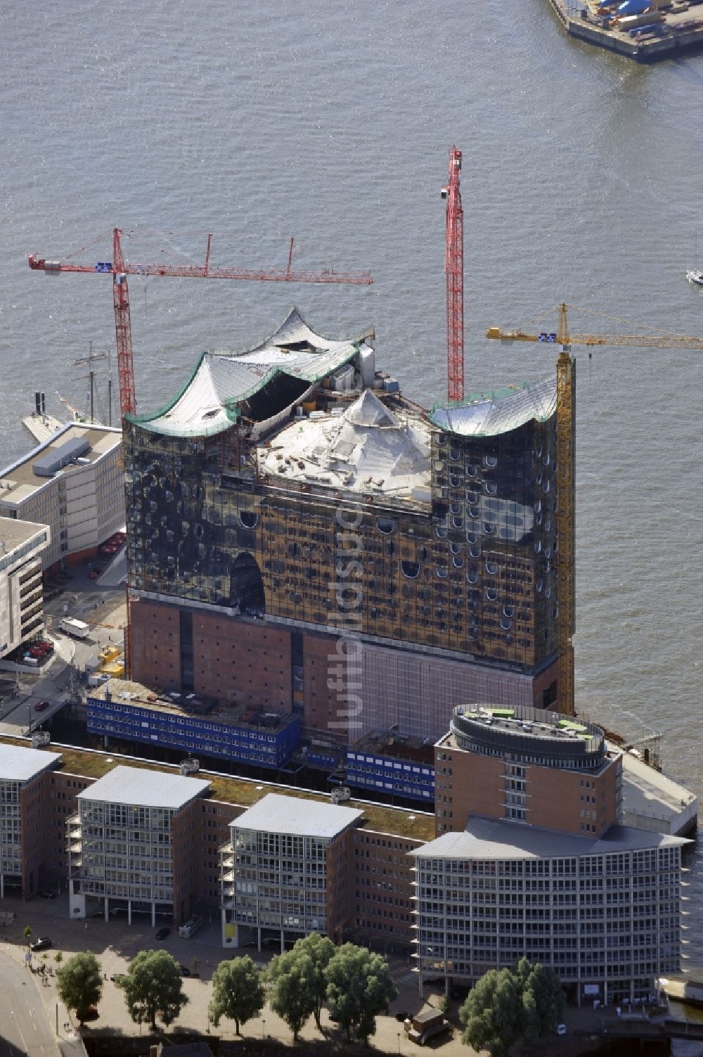 Luftbild Hamburg - Baustelle der umstrittenen Elbphilharmonie auf dem Kaispeicher A in der HafenCity von Hamburg