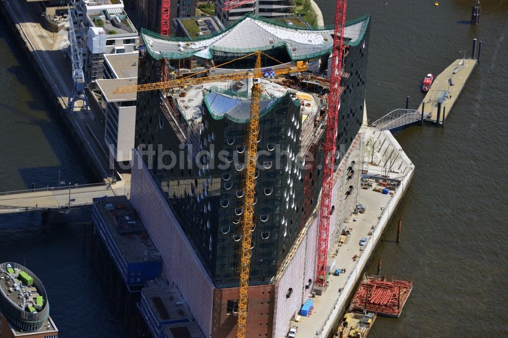 Luftaufnahme Hamburg - Baustelle der umstrittenen Elbphilharmonie auf dem Kaispeicher A in der HafenCity von Hamburg