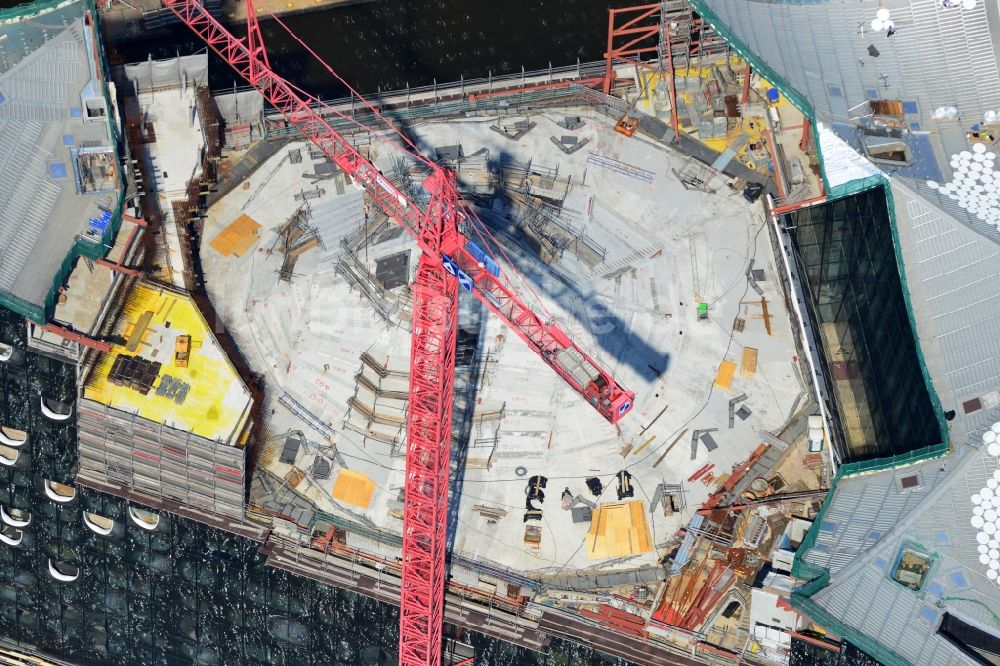 Luftbild Hamburg - Baustelle der umstrittenen Elbphilharmonie auf dem Kaispeicher A in der HafenCity von Hamburg