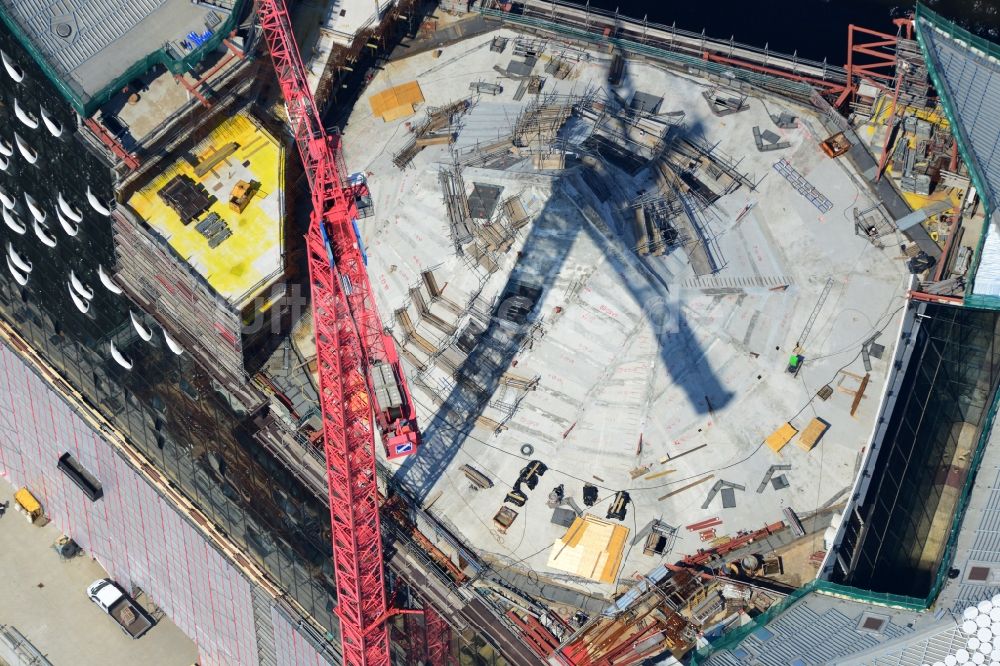 Luftaufnahme Hamburg - Baustelle der umstrittenen Elbphilharmonie auf dem Kaispeicher A in der HafenCity von Hamburg