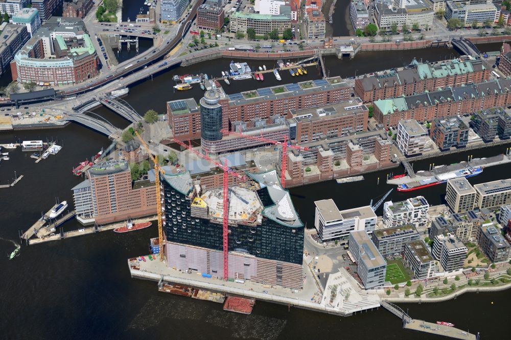 Hamburg von oben - Baustelle der umstrittenen Elbphilharmonie auf dem Kaispeicher A in der HafenCity von Hamburg