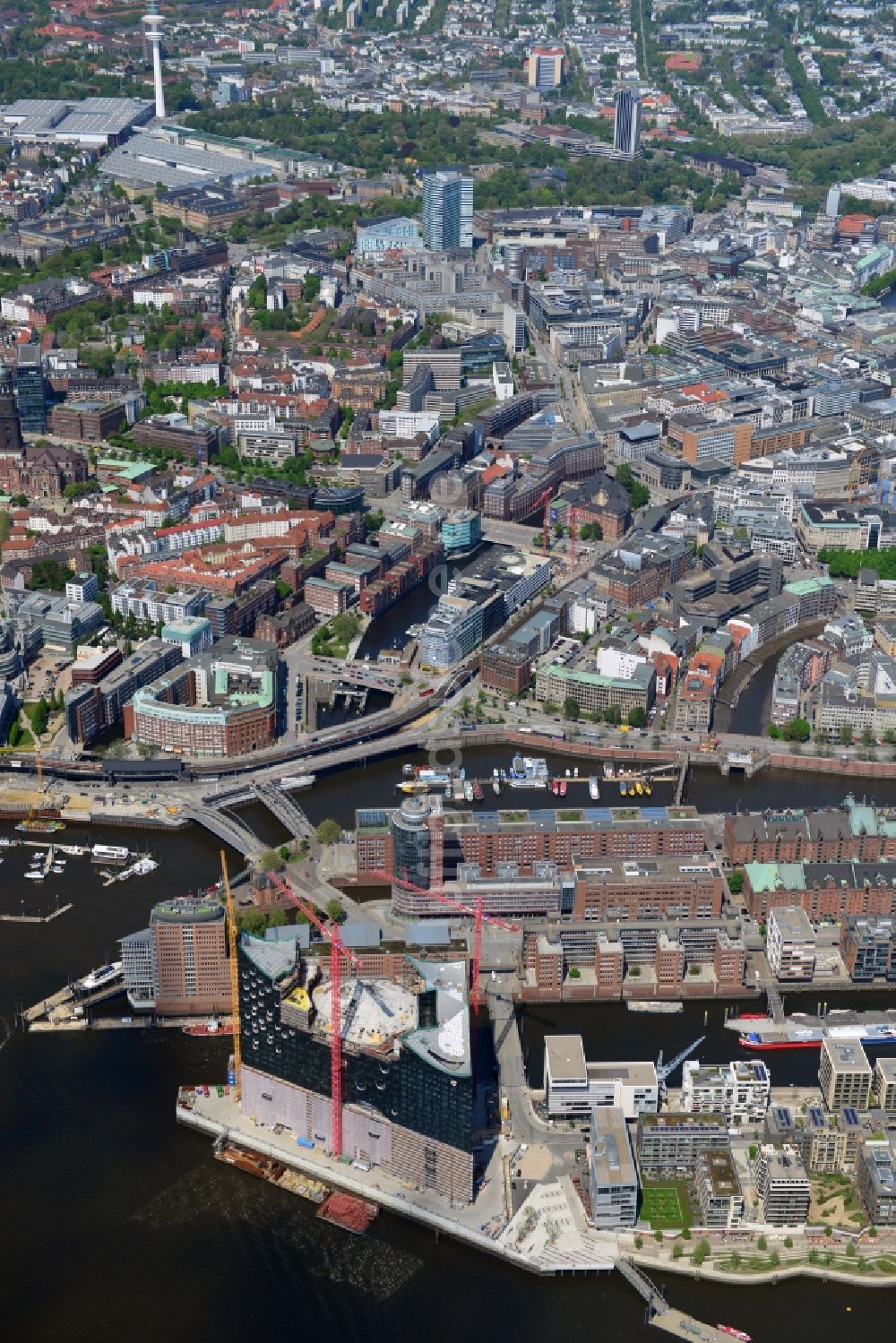 Luftbild Hamburg - Baustelle der umstrittenen Elbphilharmonie auf dem Kaispeicher A in der HafenCity von Hamburg