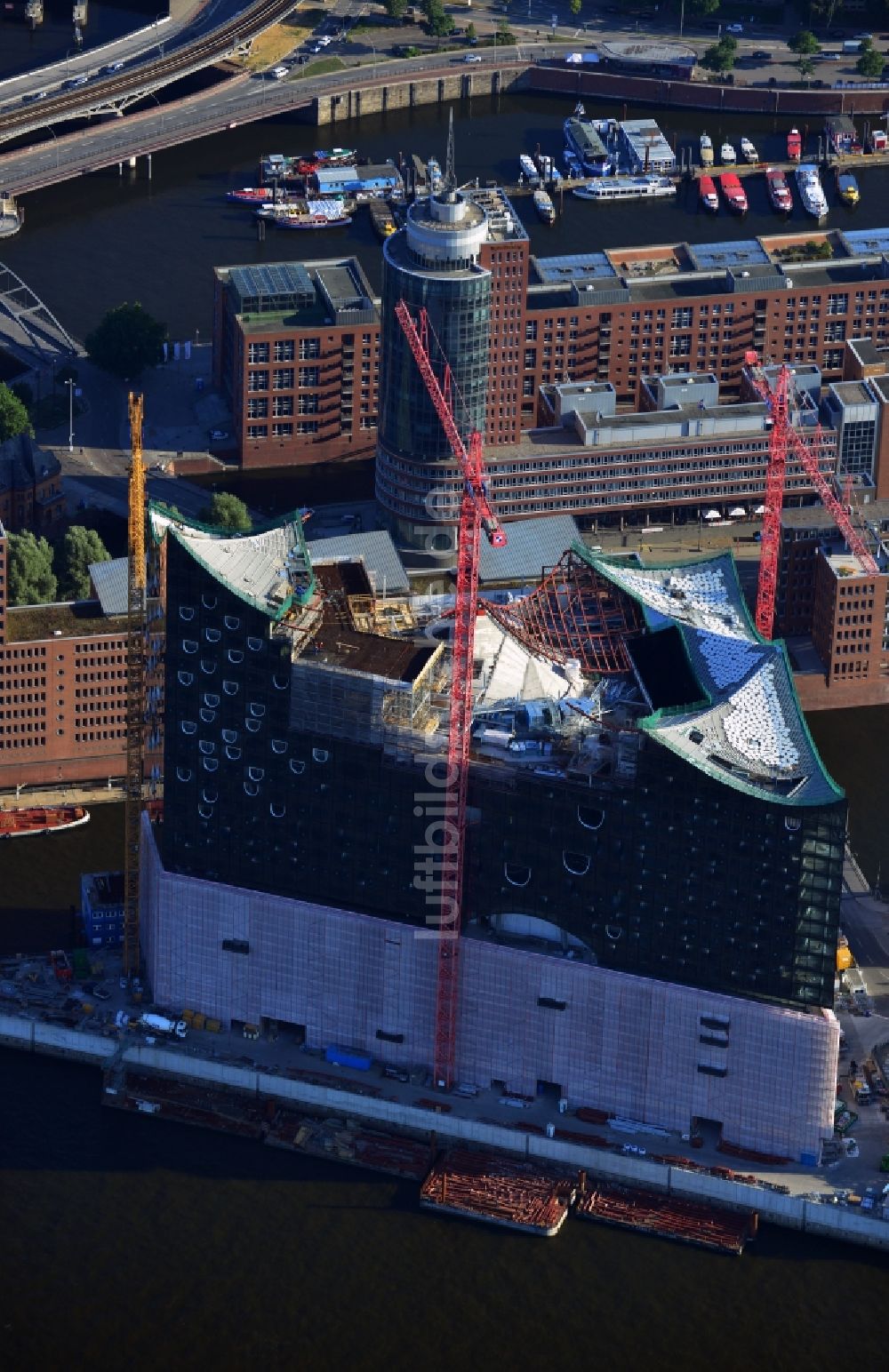 Hamburg von oben - Baustelle der umstrittenen Elbphilharmonie auf dem Kaispeicher A in der HafenCity von Hamburg