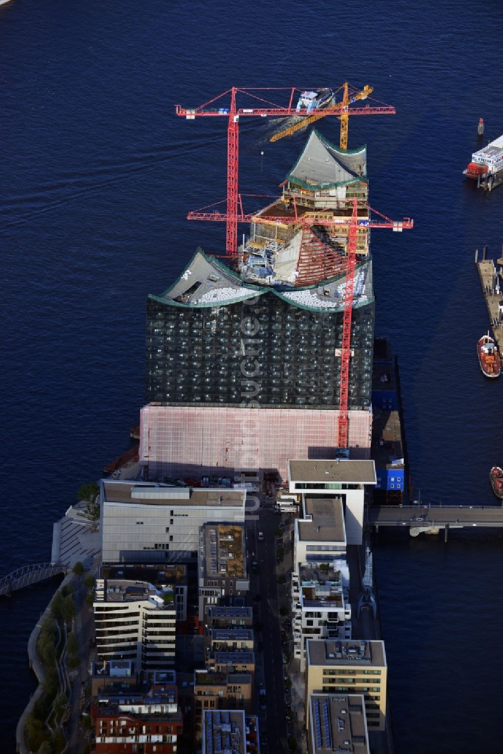 Hamburg aus der Vogelperspektive: Baustelle der umstrittenen Elbphilharmonie auf dem Kaispeicher A in der HafenCity von Hamburg