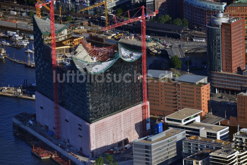 Hamburg von oben - Baustelle der umstrittenen Elbphilharmonie auf dem Kaispeicher A in der HafenCity von Hamburg