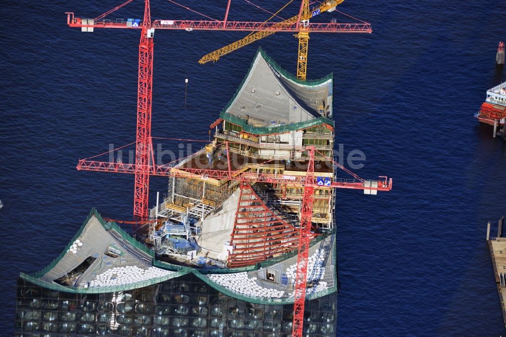 Luftbild Hamburg - Baustelle der umstrittenen Elbphilharmonie auf dem Kaispeicher A in der HafenCity von Hamburg