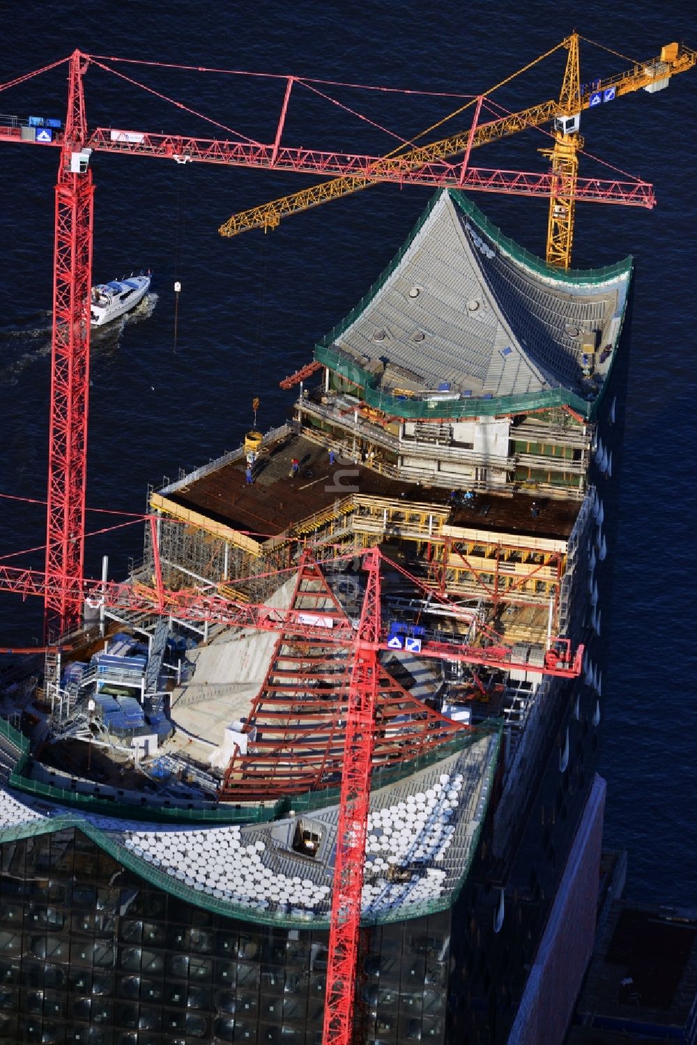 Luftaufnahme Hamburg - Baustelle der umstrittenen Elbphilharmonie auf dem Kaispeicher A in der HafenCity von Hamburg