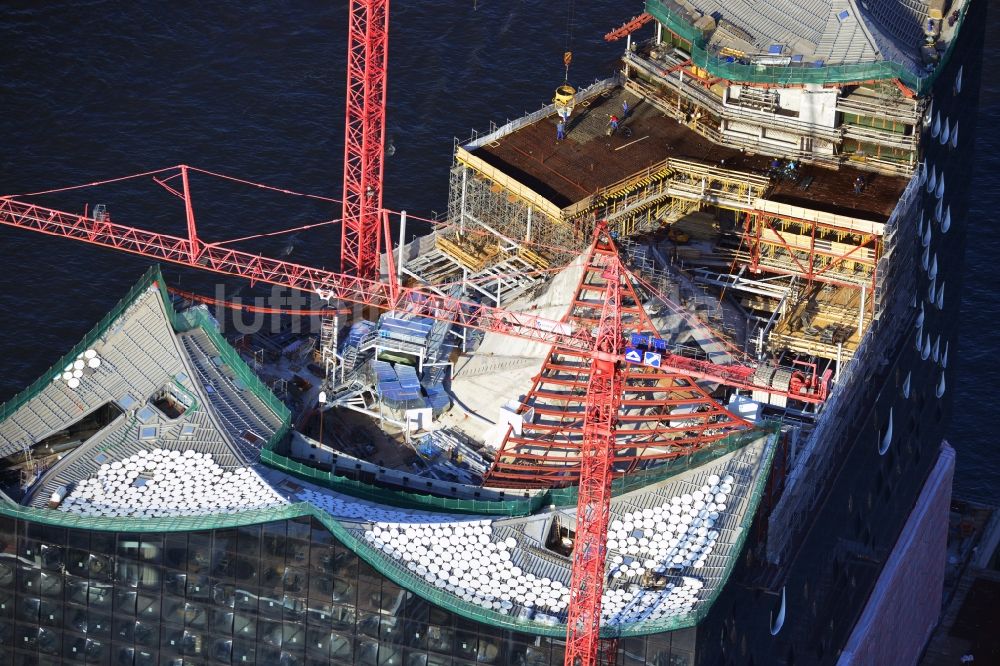 Hamburg von oben - Baustelle der umstrittenen Elbphilharmonie auf dem Kaispeicher A in der HafenCity von Hamburg