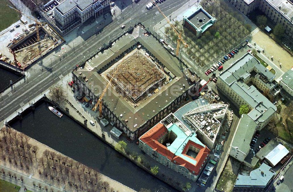 Berlin von oben - Baustelle Unter den Linden: Umbau des Zeughauses, dem Sitz des Deutschen Historischen Museums und (oben links) Wiedererrichtung der ehemaligen Kommandatur Unter den Linden 1 - dem künftigen Sitz der Repräsentanten der Bertelsmann Stiftung und der Bertels