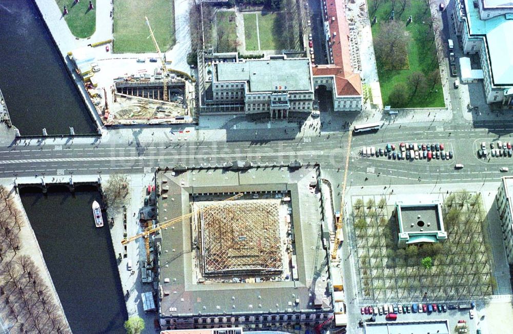 Berlin aus der Vogelperspektive: Baustelle Unter den Linden: Umbau des Zeughauses, dem Sitz des Deutschen Historischen Museums und (oben links) Wiedererrichtung der ehemaligen Kommandatur Unter den Linden 1 - dem künftigen Sitz der Repräsentanten der Bertelsmann Stiftung und der Bertels