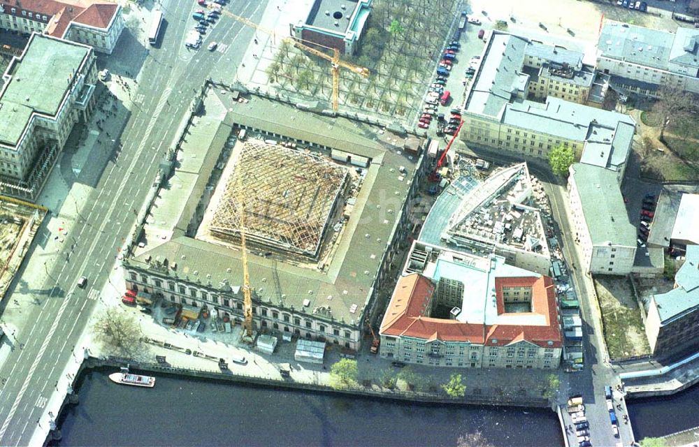 Luftaufnahme Berlin - Baustelle Unter den Linden: Umbau des Zeughauses, dem Sitz des Deutschen Historischen Museums und (oben links) Wiedererrichtung der ehemaligen Kommandatur Unter den Linden 1 - dem künftigen Sitz der Repräsentanten der Bertelsmann Stiftung und der Bertels