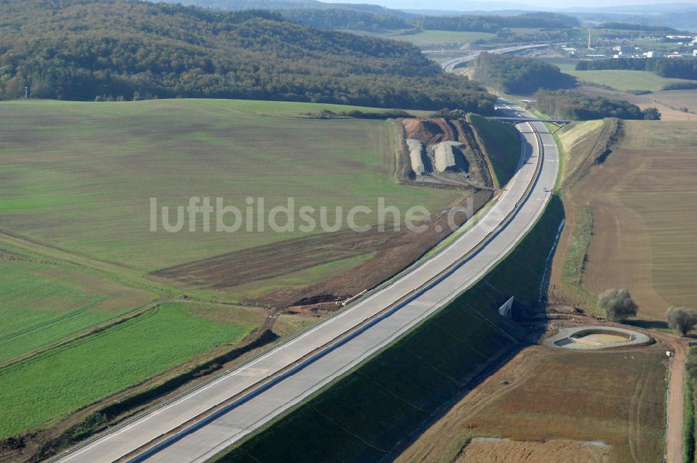 Madelungen von oben - Baustelle einer Unterführung der A4 mit Regenrückhaltebecken bei Madelungen