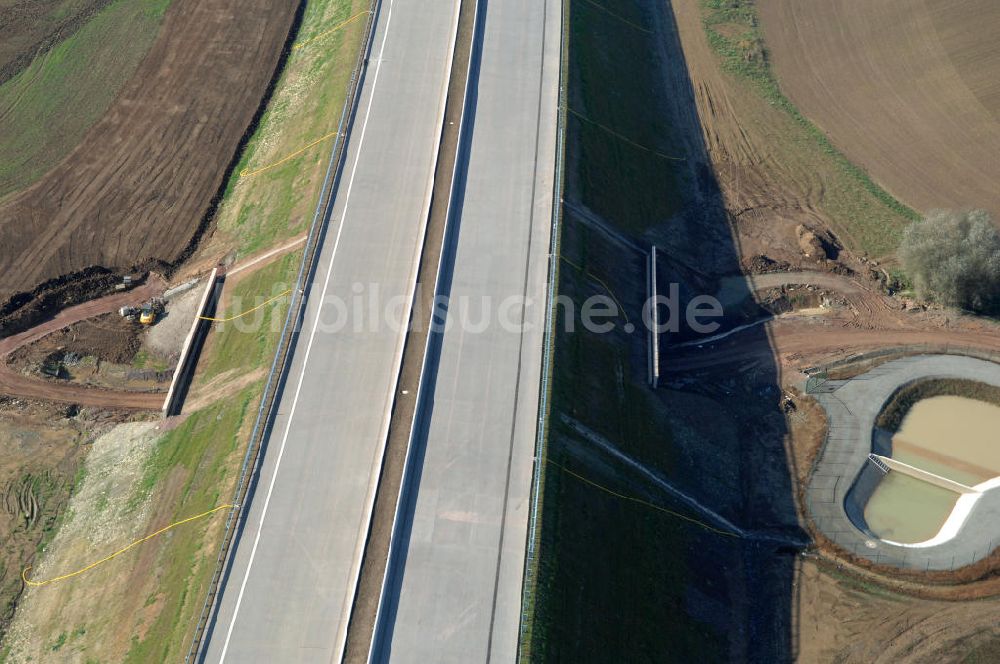 Madelungen aus der Vogelperspektive: Baustelle einer Unterführung der A4 mit Regenrückhaltebecken bei Madelungen