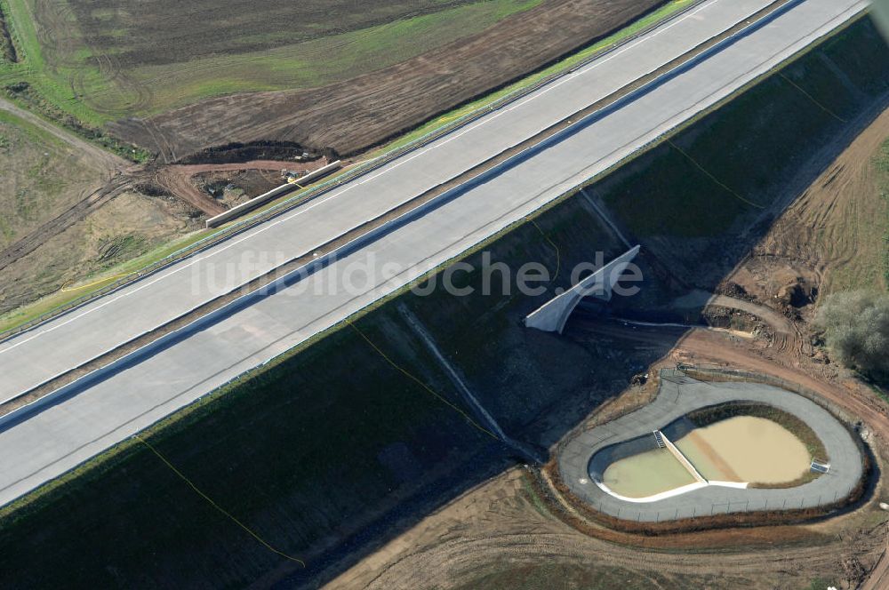 Luftbild Madelungen - Baustelle einer Unterführung der A4 mit Regenrückhaltebecken bei Madelungen