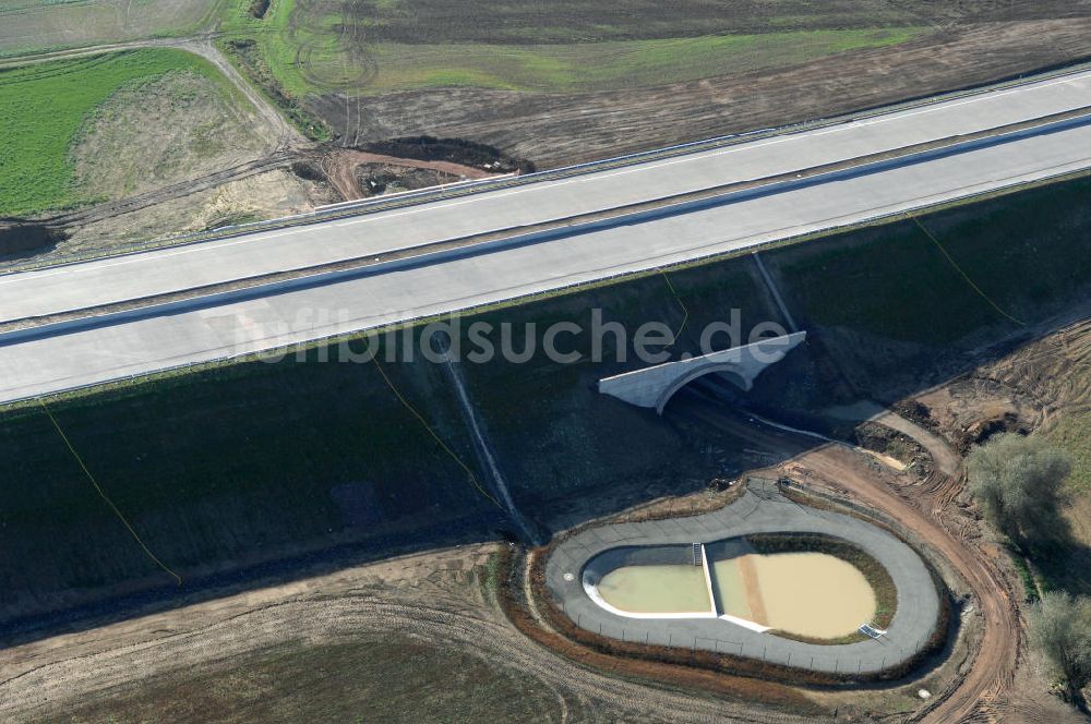 Luftaufnahme Madelungen - Baustelle einer Unterführung der A4 mit Regenrückhaltebecken bei Madelungen