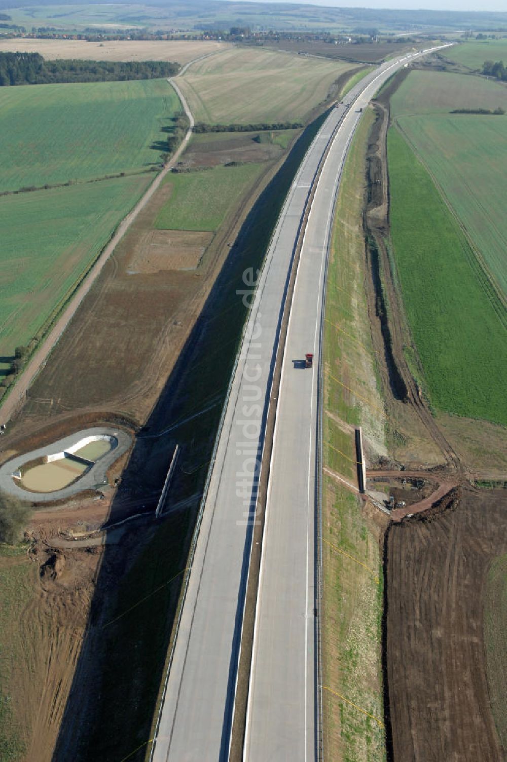 Luftbild Madelungen - Baustelle einer Unterführung der A4 mit Regenrückhaltebecken bei Madelungen