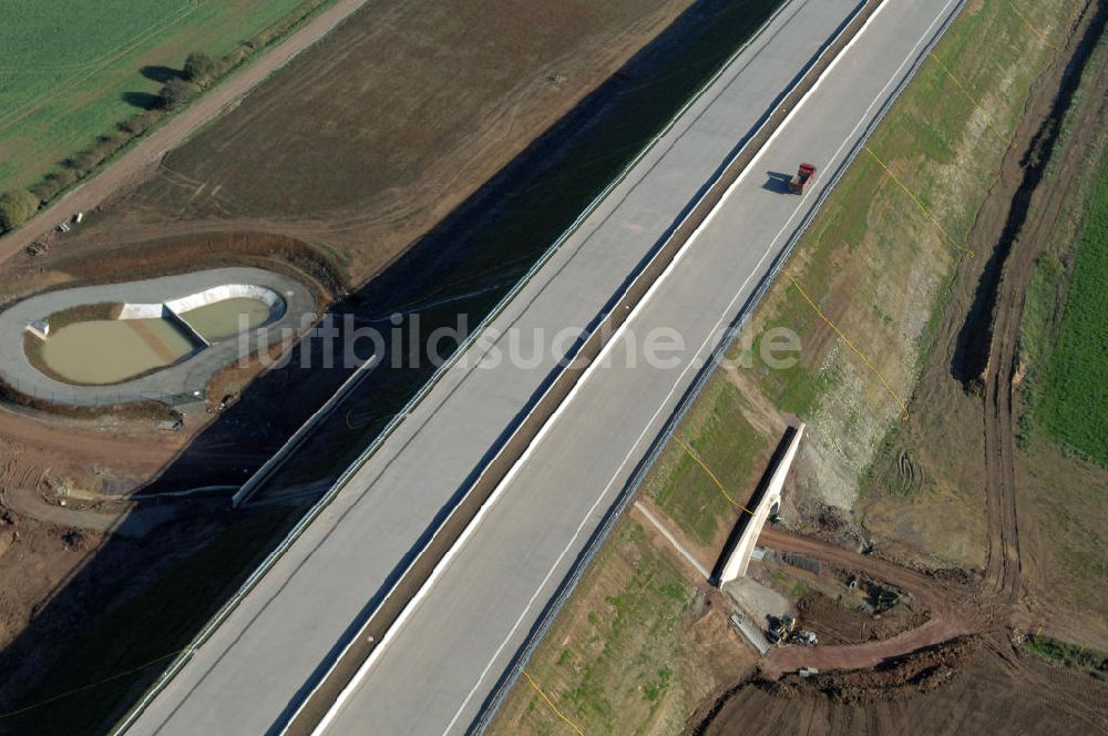 Luftaufnahme Madelungen - Baustelle einer Unterführung der A4 mit Regenrückhaltebecken bei Madelungen