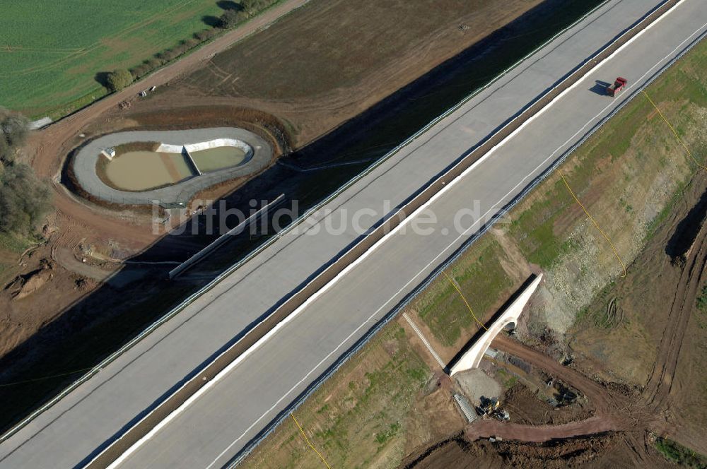 Madelungen von oben - Baustelle einer Unterführung der A4 mit Regenrückhaltebecken bei Madelungen