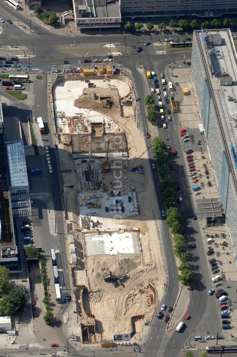 Luftbild Berlin - Baustelle des unterirdischen Parkhauses am Park Inn Hotel am Alexanderplatz in Berlin-Mitte