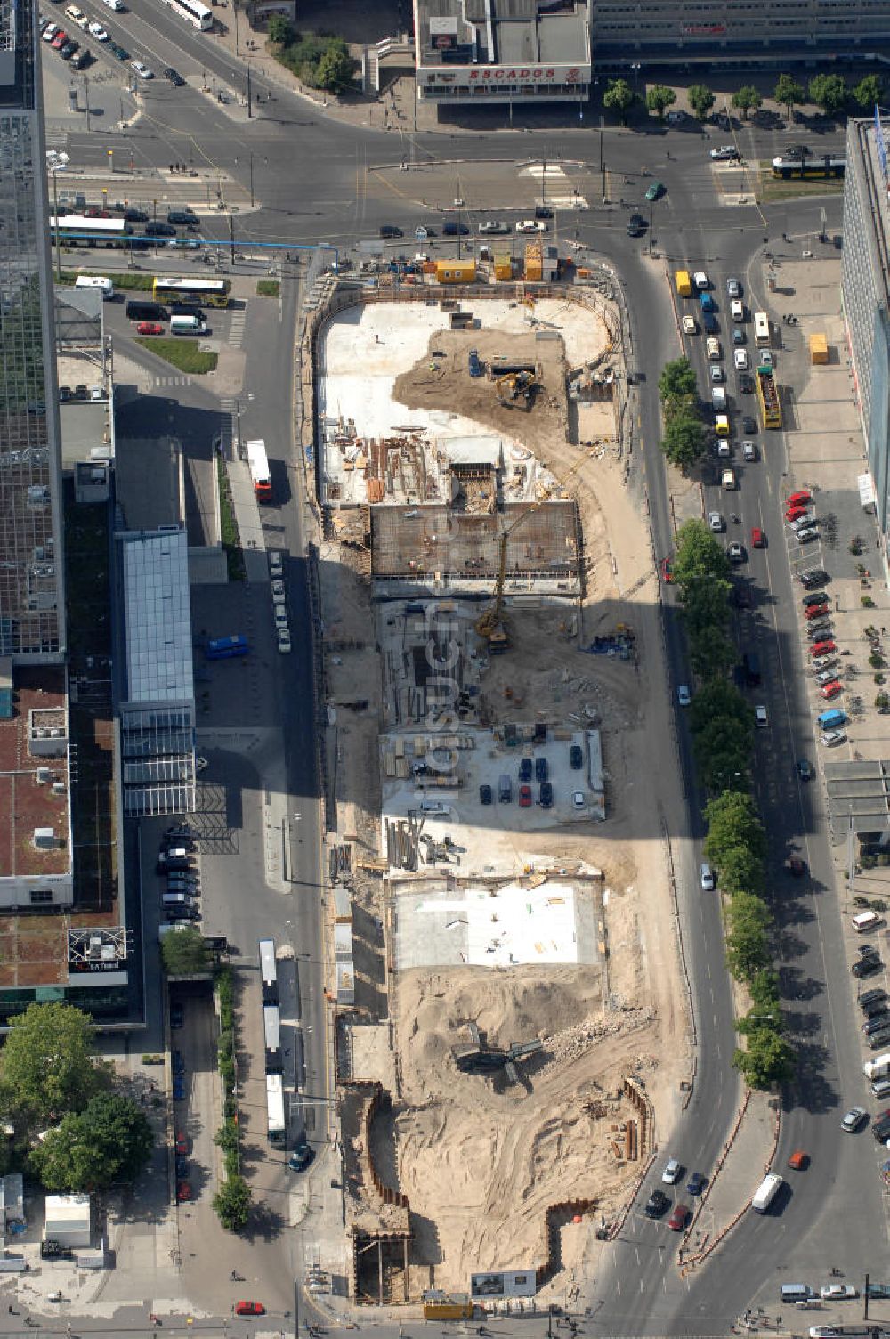 Luftaufnahme Berlin - Baustelle des unterirdischen Parkhauses am Park Inn Hotel am Alexanderplatz in Berlin-Mitte