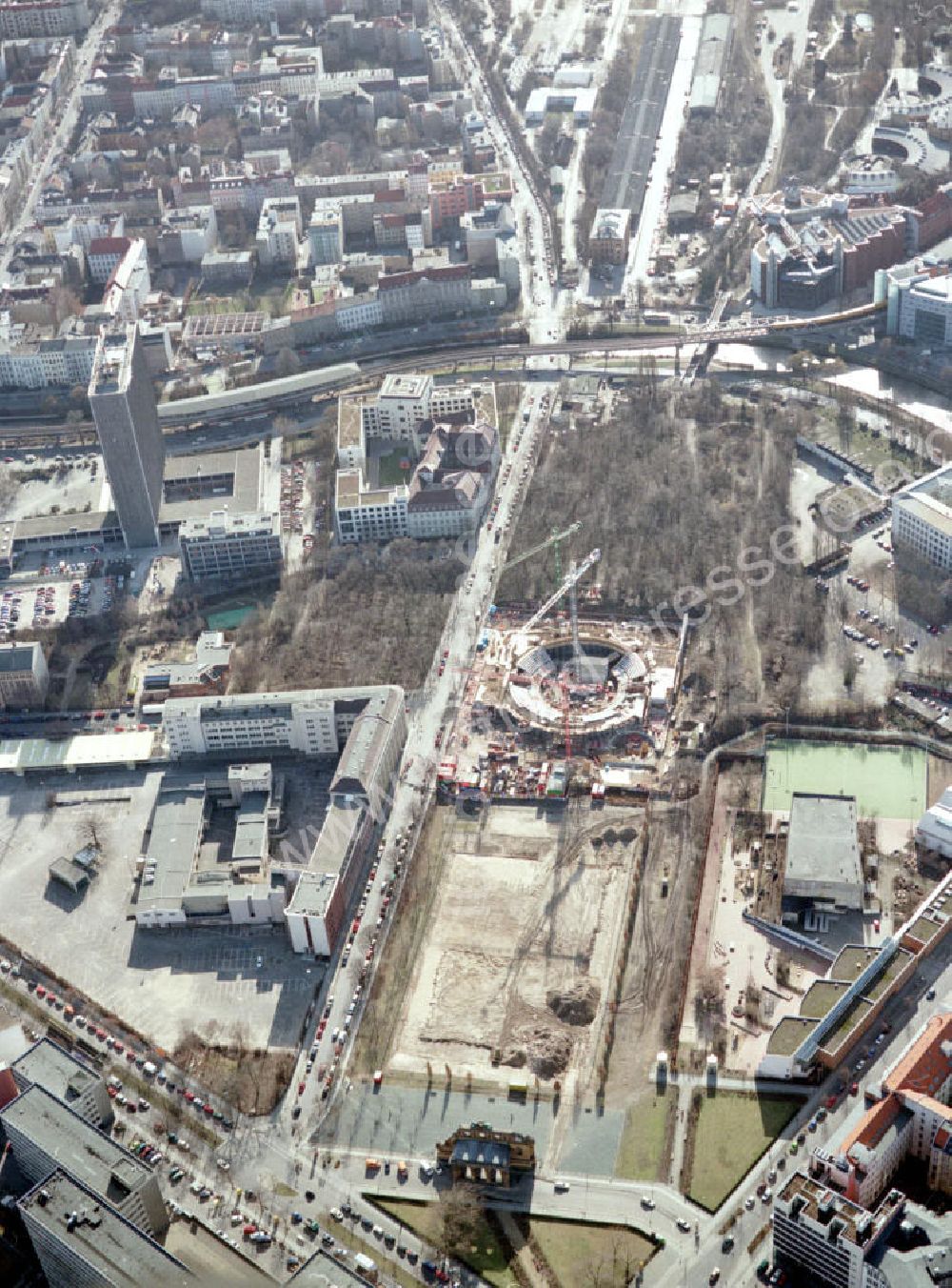 Luftaufnahme Berlin - Kreuzberg - Baustelle am Velodrom am Anhalter Bahnhof in Berlin - Kreuzberg.